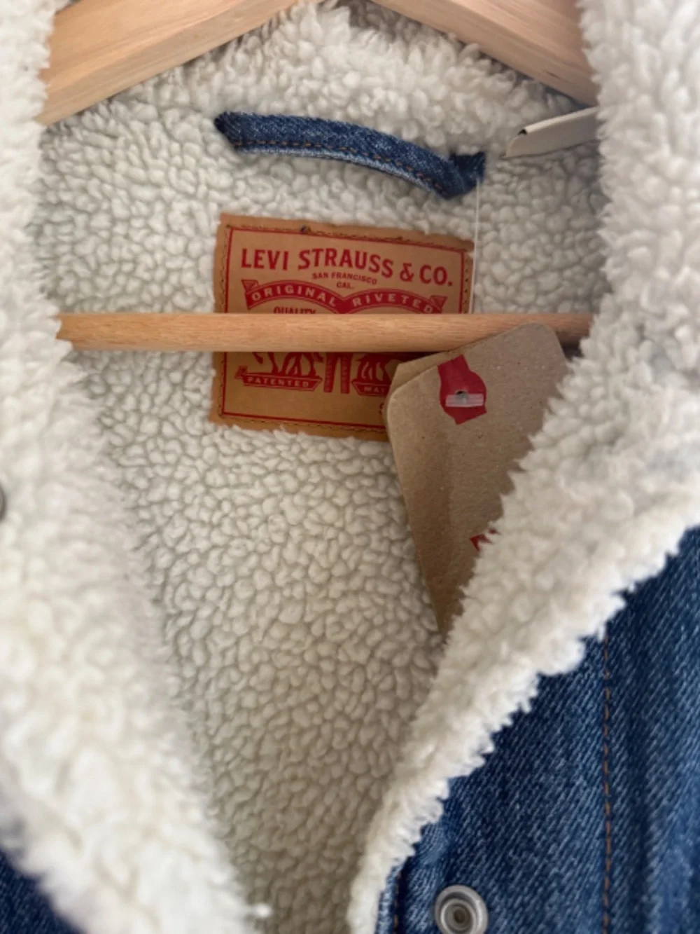 New Levi’s ’90s Sherpa Trucker Jacket – NWT - Picture 2 of 3